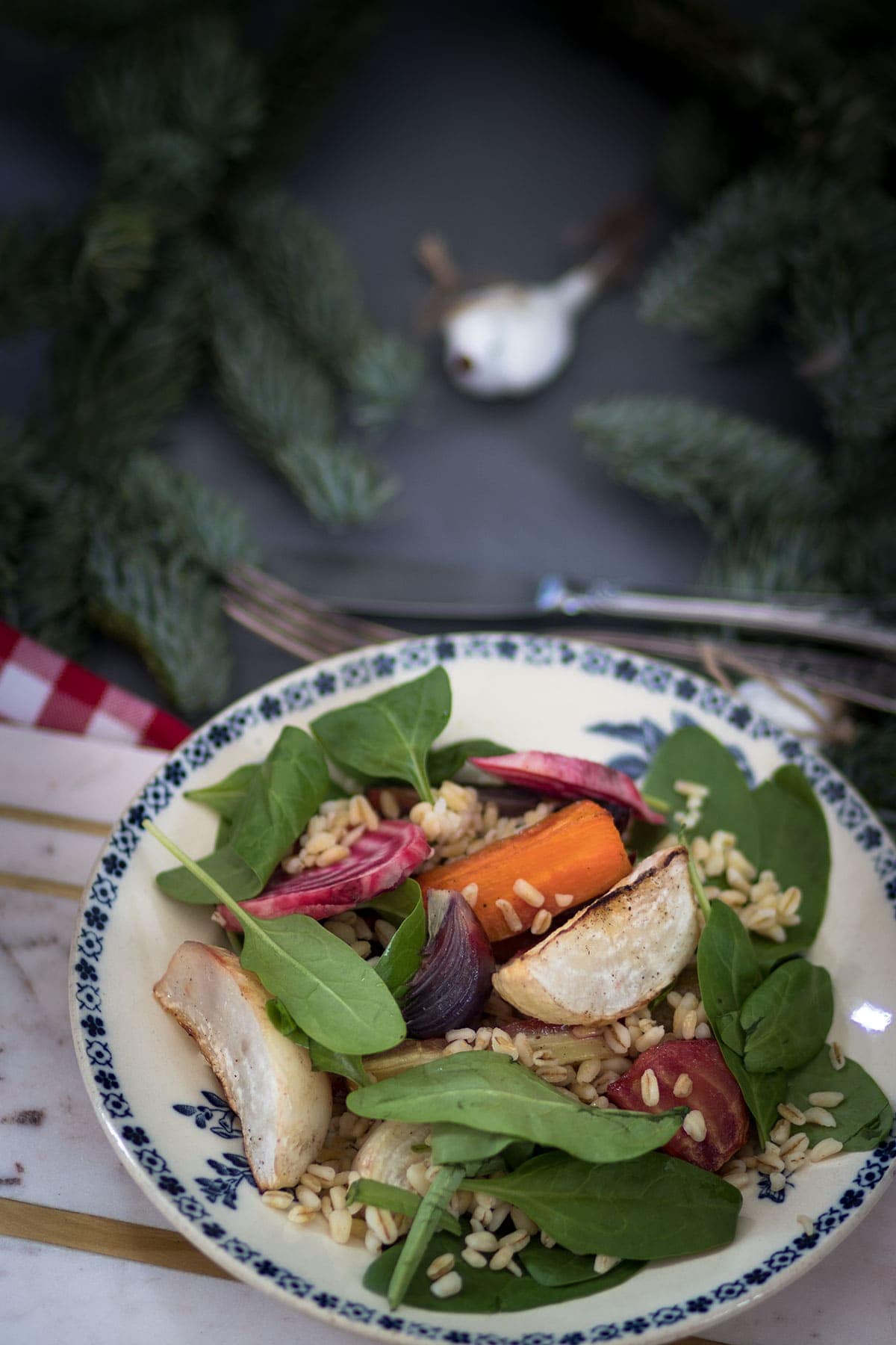 Salade colorée de légumes-racines