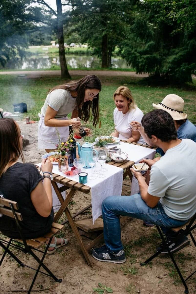 Personnes autour d'une table sur l'éxpérience cuisine en nature de Anna's Eats