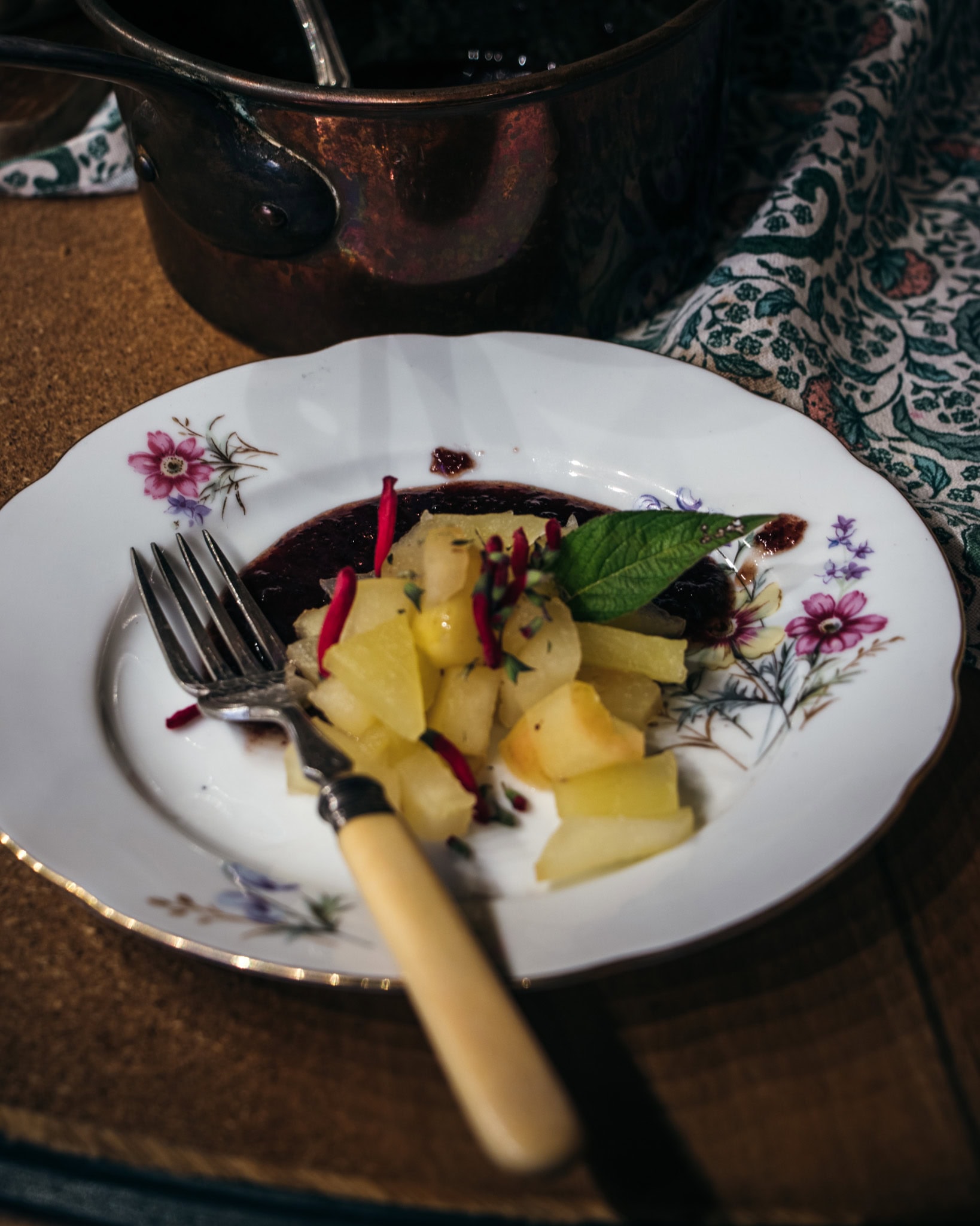 dessert pommes et caramel d'olives noires